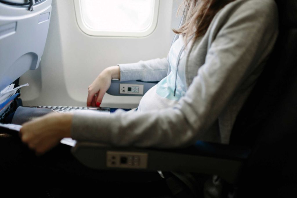 Phụ nữ có bầu đi máy bay và những điều cần lưu ý